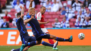 Utakmica Danska - Finska se nastavlja na zahtjev igrača