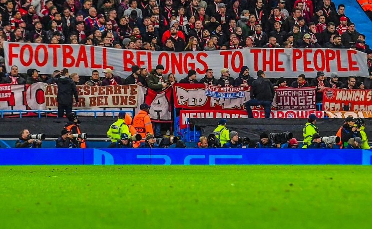 Navijači Bayerna parolom na Etihadu prozvali vlasnike dva velikana: "Nogomet pripada narodu"