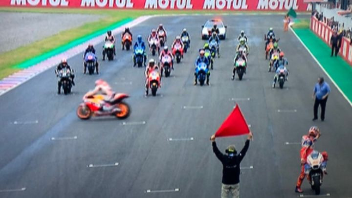 Potpuni cirkus: Ovakav start trke Moto GP ne pamti!