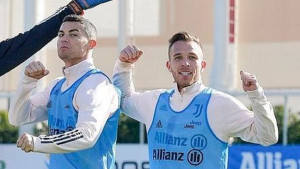 Arthuru je bilo neugodno kada je Ronaldo pokazao svoje mišiće na nogama
