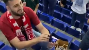 Trenutak za pamćenje: Navijač Turske na Olimpicu kleknuo i zaprosio svoju djevojku