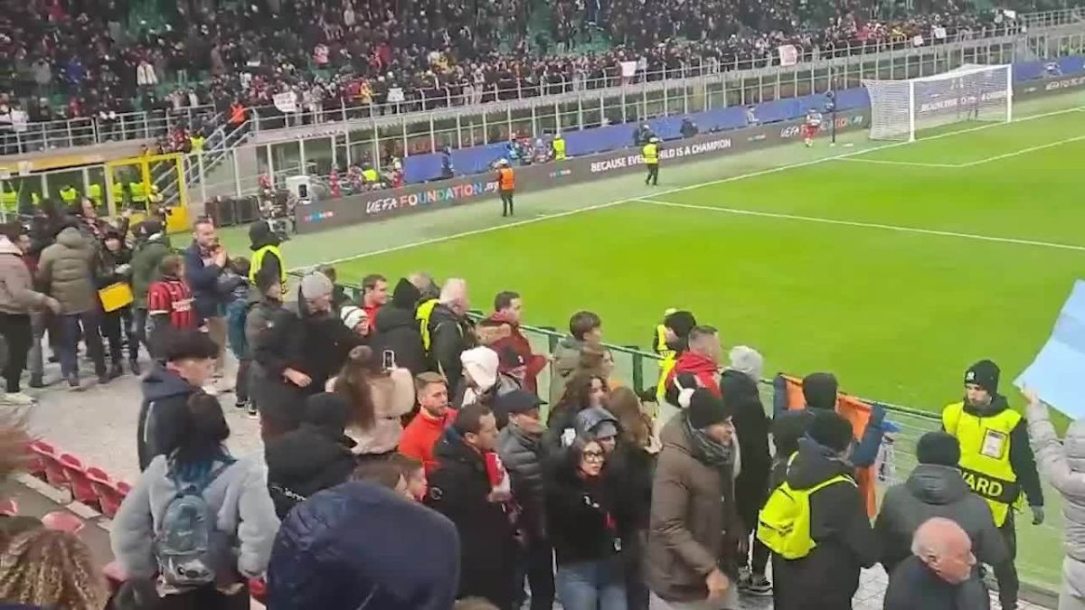 Navijači Crvene zvezde uspjeli ući na San Siro, unijeli su zastavu zbog koje na Kosovu nemaju mira Navijači Crvene zvezde uspjeli ući na San Siro, unijeli su zastavu zbog koje na Kosovu nemaju mira