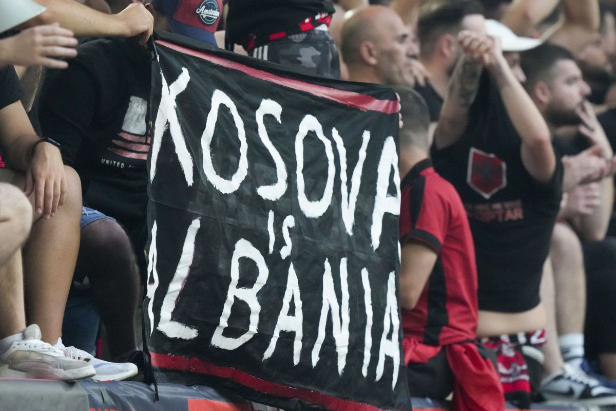 Albanci ne sjede skrštenih ruku, pisali su UEFA-i, Beograd strahuje: "Srbi su napravili neoprostivo" Albanci ne sjede skrštenih ruku, pisali su UEFA-i, Beograd strahuje: "Srbi su napravili neoprostivo"