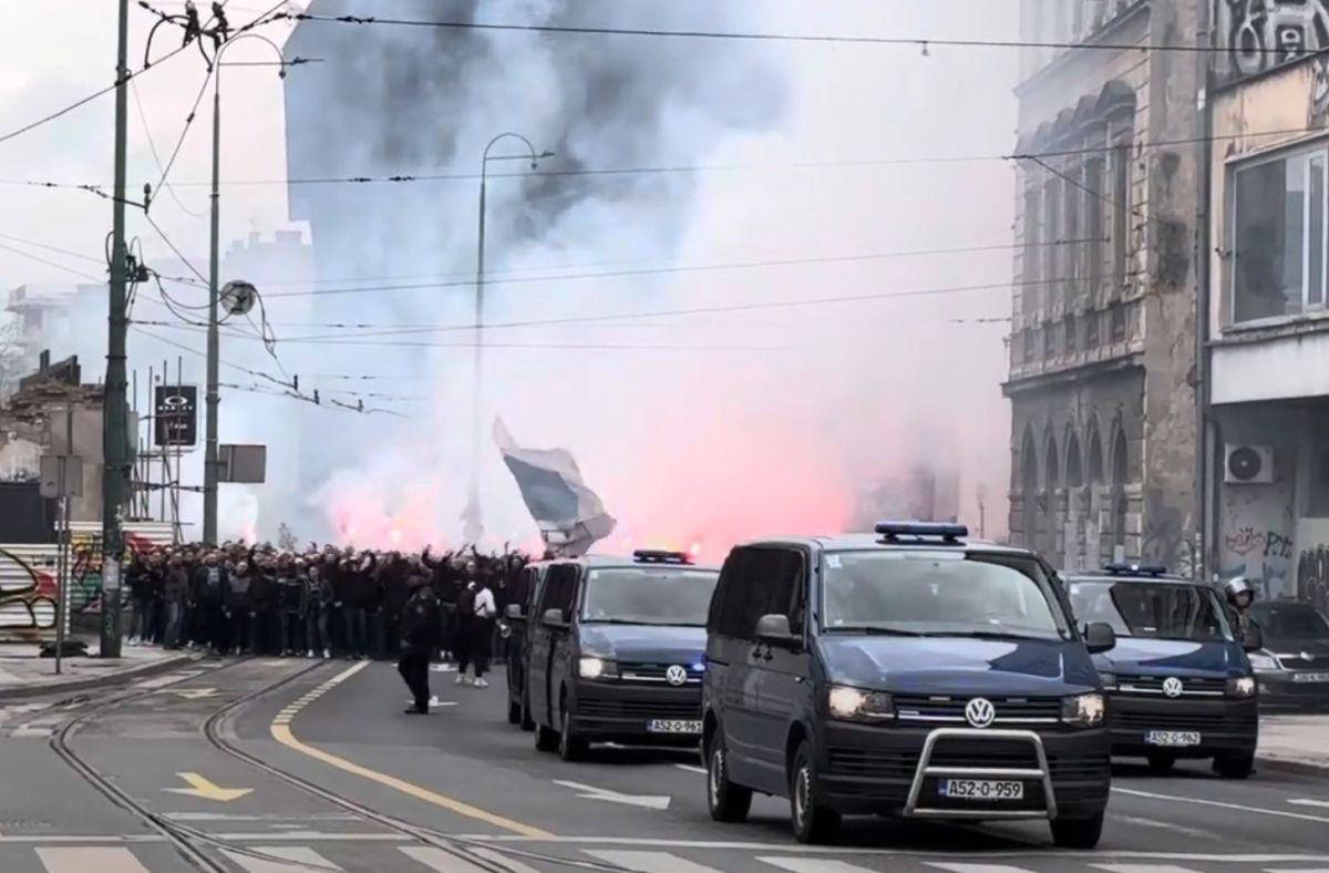 Tradicionalni korteo pred derbi: Manijaci krenuli prema stadionu Koševo
