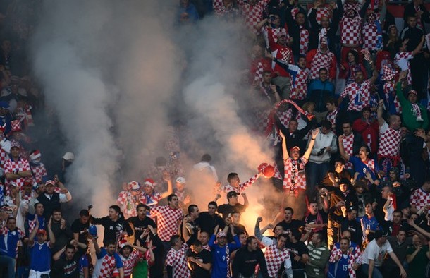 Navijači Hrvatske zapalili zastavu Evropske unije