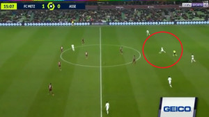 U Francuskoj već imamo gol sezone: Igrač St. Etiennea sa svoje polovine zabio gol!