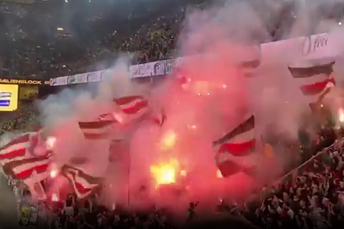 Fenomenalna atmosfera na sinoćnjem duelu: Navijači St. Paulija zapalili Dortmund Fenomenalna atmosfera na sinoćnjem duelu: Navijači St. Paulija zapalili Dortmund