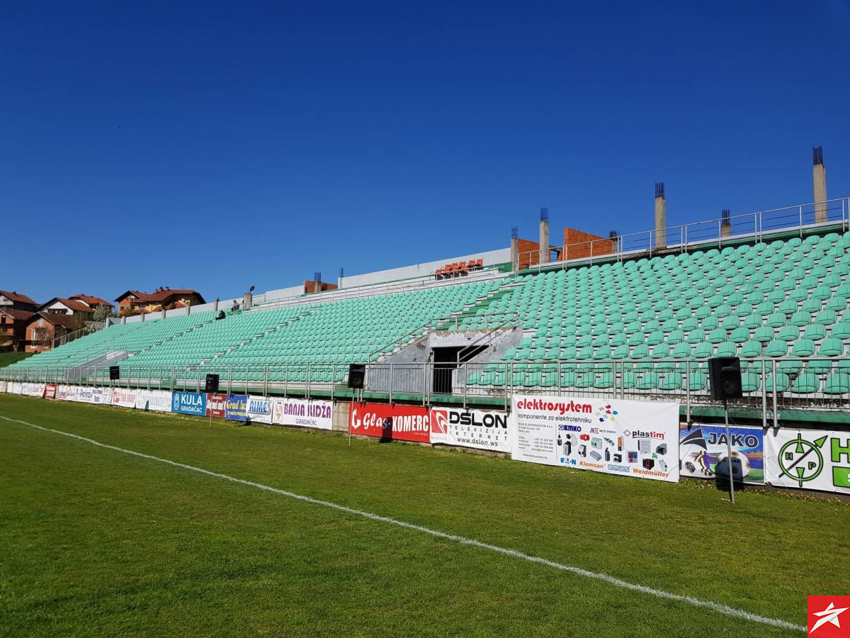 Pogledajte kako izgleda stadion u Gradačcu pred duel NK Zvijezda i FK Velež
