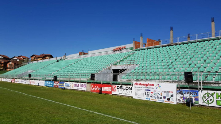 Pogledajte kako izgleda stadion u Gradačcu pred duel NK Zvijezda i FK Velež