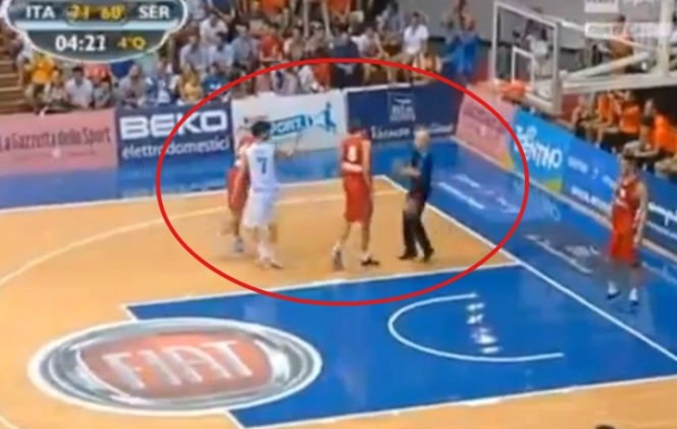 Teodosić loptom nokautirao sudiju na meču protiv Italije Teodosić loptom nokautirao sudiju na meču protiv Italije