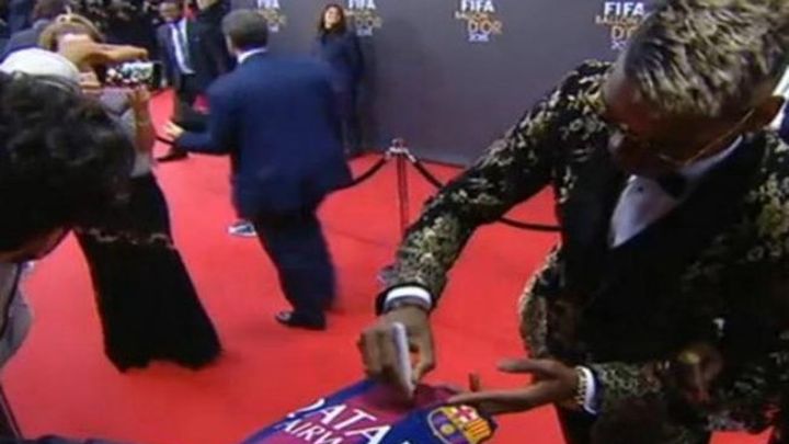 Pogba se smješka dok potpisuje 'dres novog kluba'?! Pogba se smješka dok potpisuje 'dres novog kluba'?!