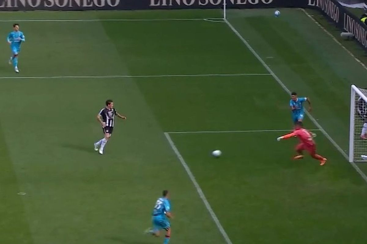 Od velike zvijezde nije ostalo ništa - Promašio prazan gol, trener ga odmah izbacio napolje!