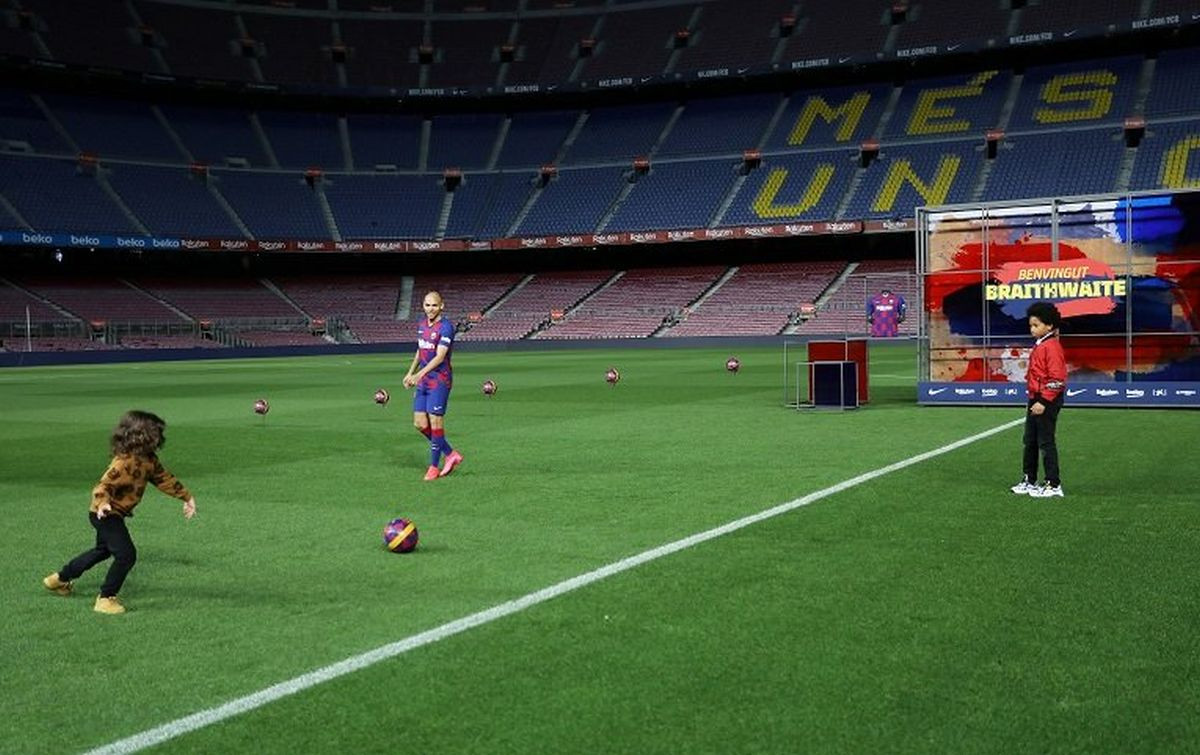 Tokom predstavljanja novog napadača Barce Camp Nou je bio potpuno prazan 