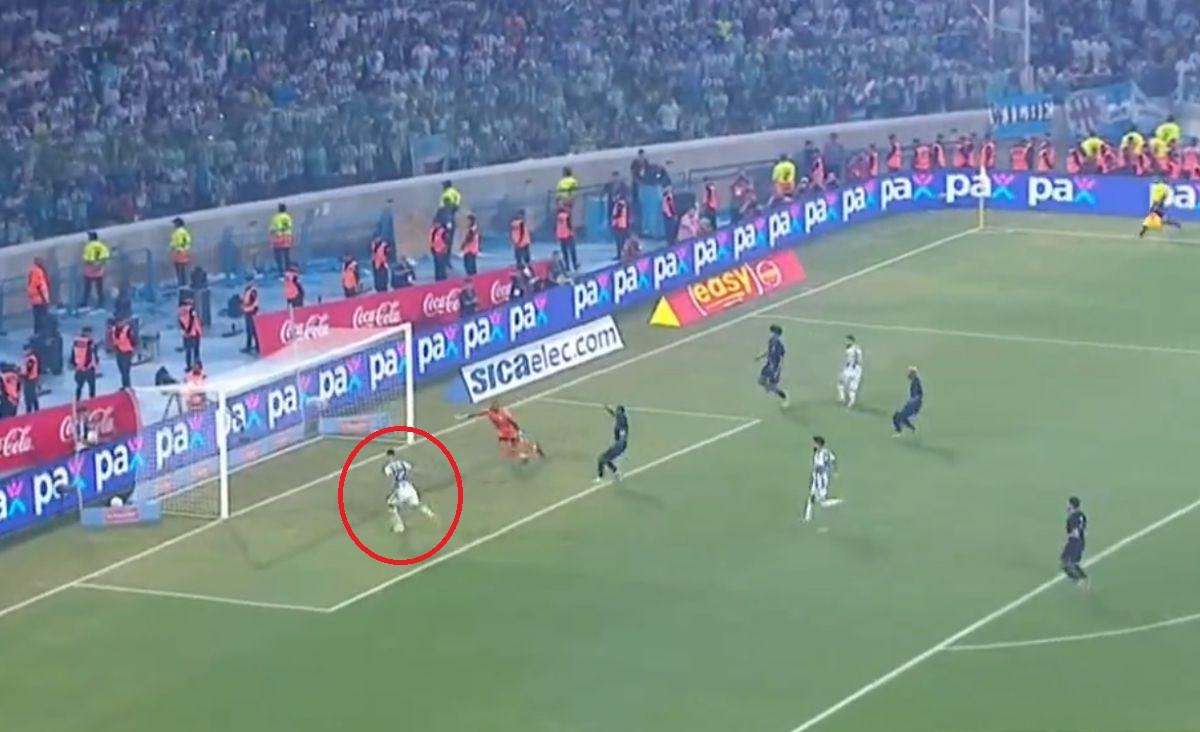 S Messijem svako može do Mundijala: Nerealno gdje je "šutirao" Martinez sa četiri metra udaljenosti S Messijem svako može do Mundijala: Nerealno gdje je "šutirao" Martinez sa četiri metra udaljenosti