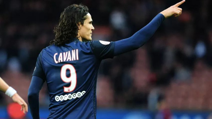 Cavani tokom meča bacio "posebnu" kapitensku traku jer mu se iz jednog razloga nije svidjela