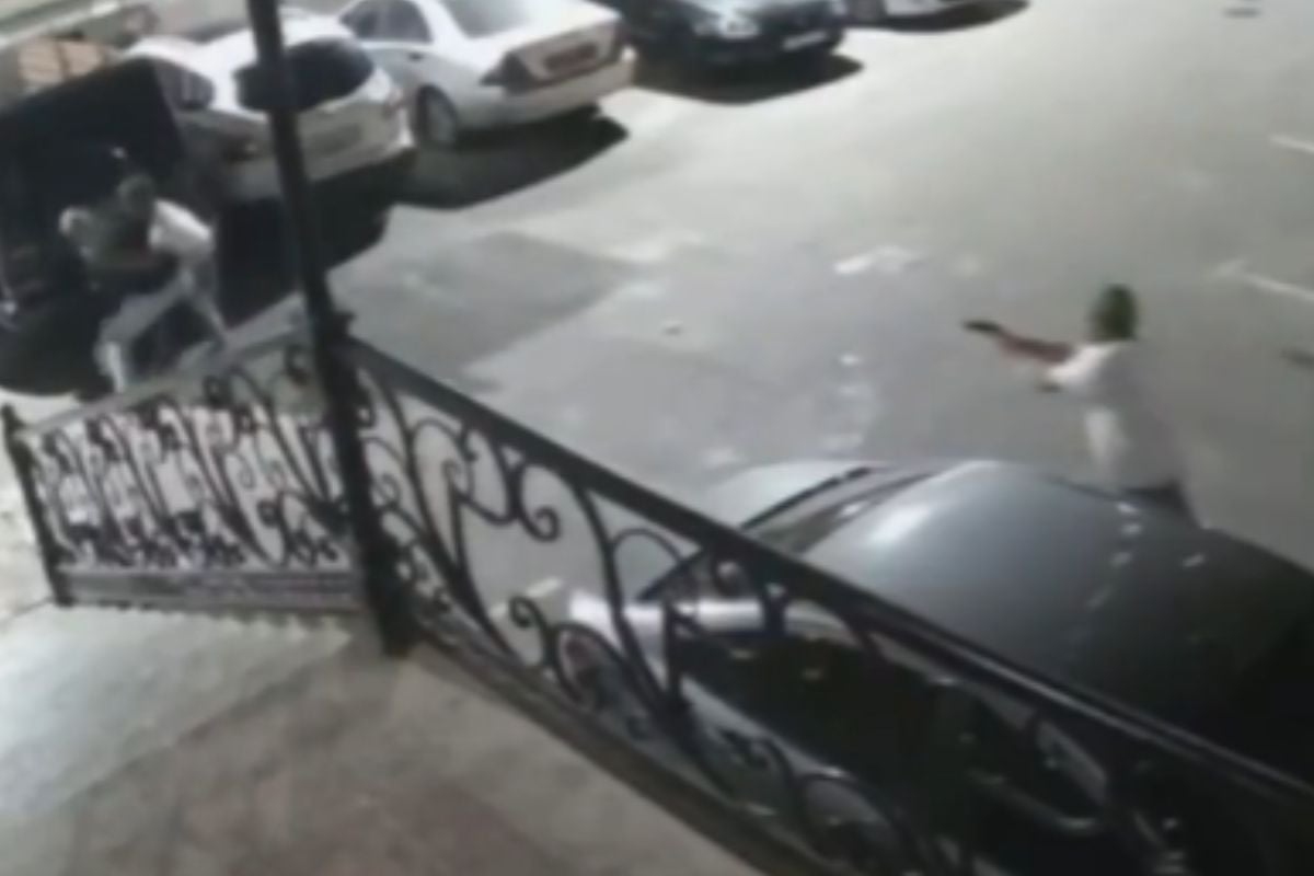 Neporaženi MMA prvak pogođen s pet metaka u atentatu ispred zgrade Neporaženi MMA prvak pogođen s pet metaka u atentatu ispred zgrade