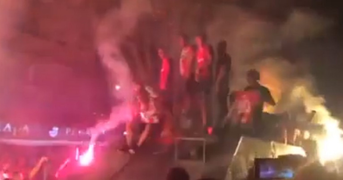 Igrači Crvene zvezde plasman u Ligu prvaka slavili u oklopnom vozilu Igrači Crvene zvezde plasman u Ligu prvaka slavili u oklopnom vozilu