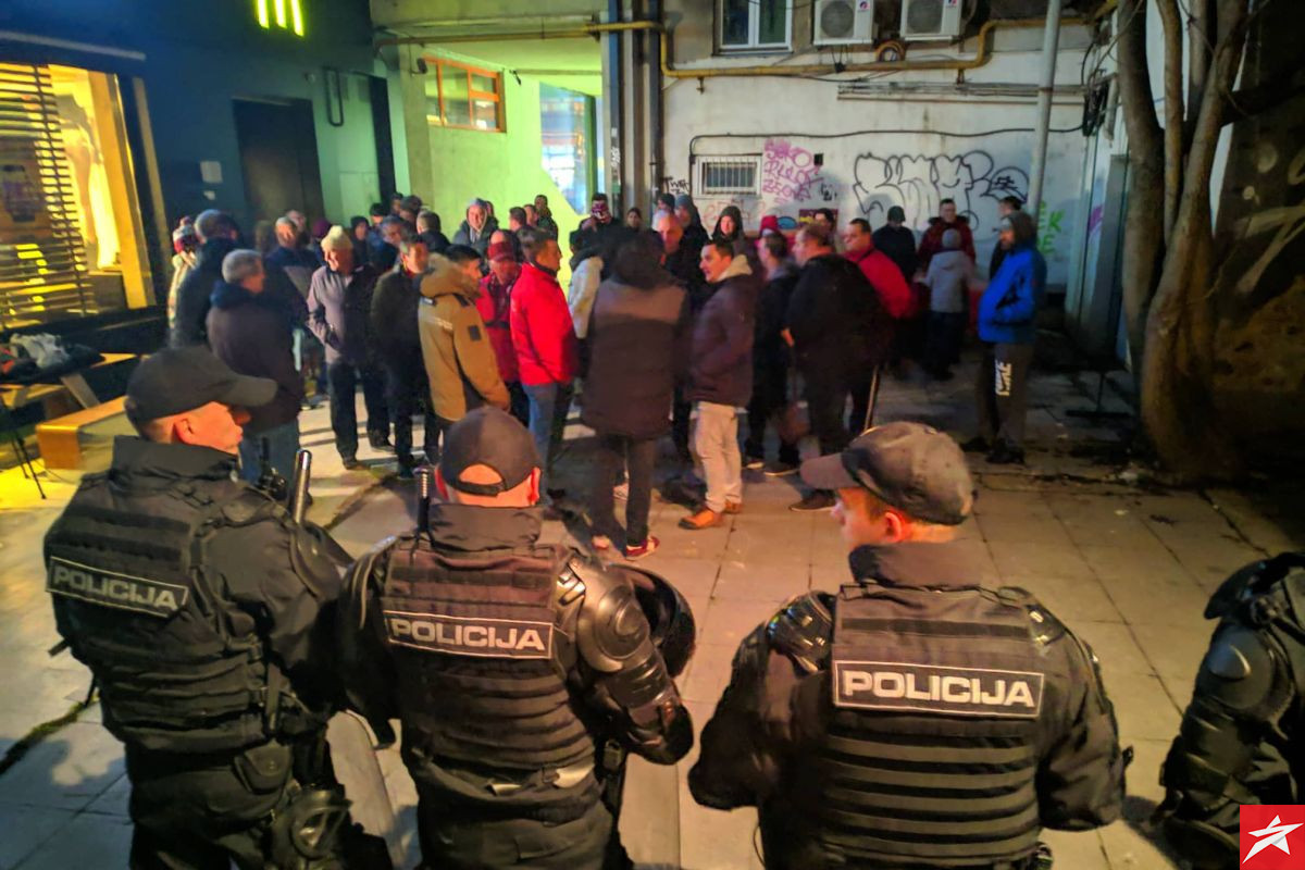 Počelo mirno okupljanje navijača FK Sarajevo ispred prostorija kluba
