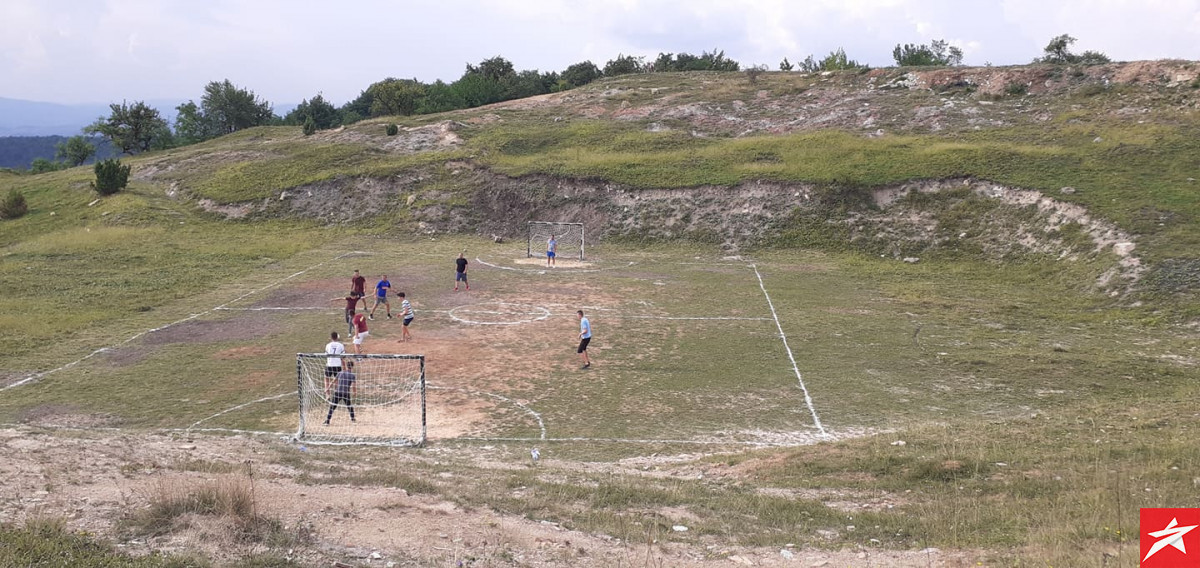 Nogometni teren u BiH priča je za sebe: "Bio je površinski kop, a onda smo krenuli u posao"