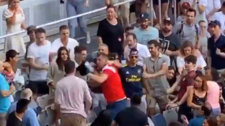 Sijevale pesnice na tribini za vrijeme meča Kyrgios - Kačanov