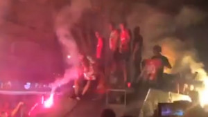 Igrači Crvene zvezde plasman u Ligu prvaka slavili u oklopnom vozilu