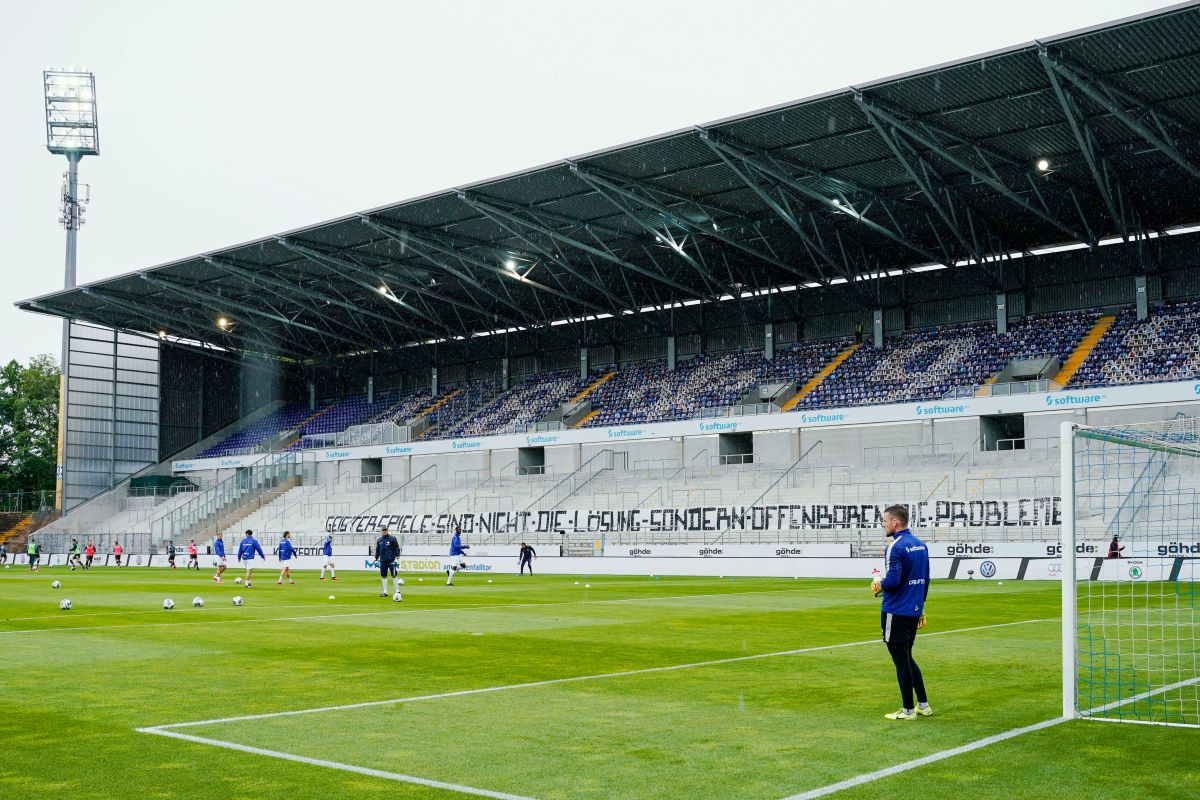 Pogledajte kako na fudbalskom stadionu izgleda minuta šutnje u vrijeme koronavirusa Pogledajte kako na fudbalskom stadionu izgleda minuta šutnje u vrijeme koronavirusa