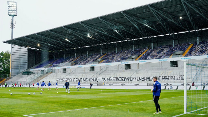 Pogledajte kako na fudbalskom stadionu izgleda minuta šutnje u vrijeme koronavirusa