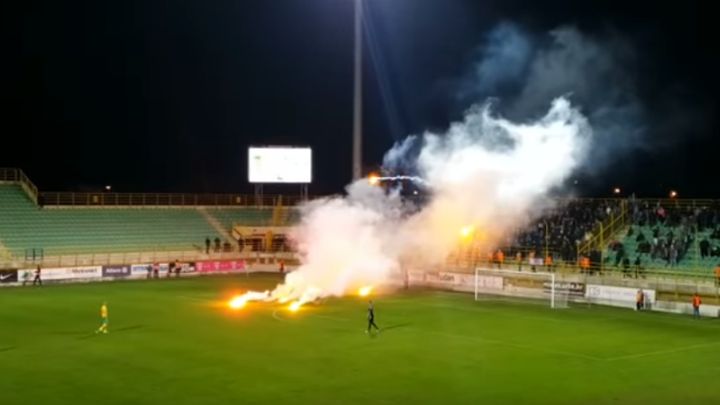 Navijači Hajduka prekinuli utakmicu i vrijeđali igrače
