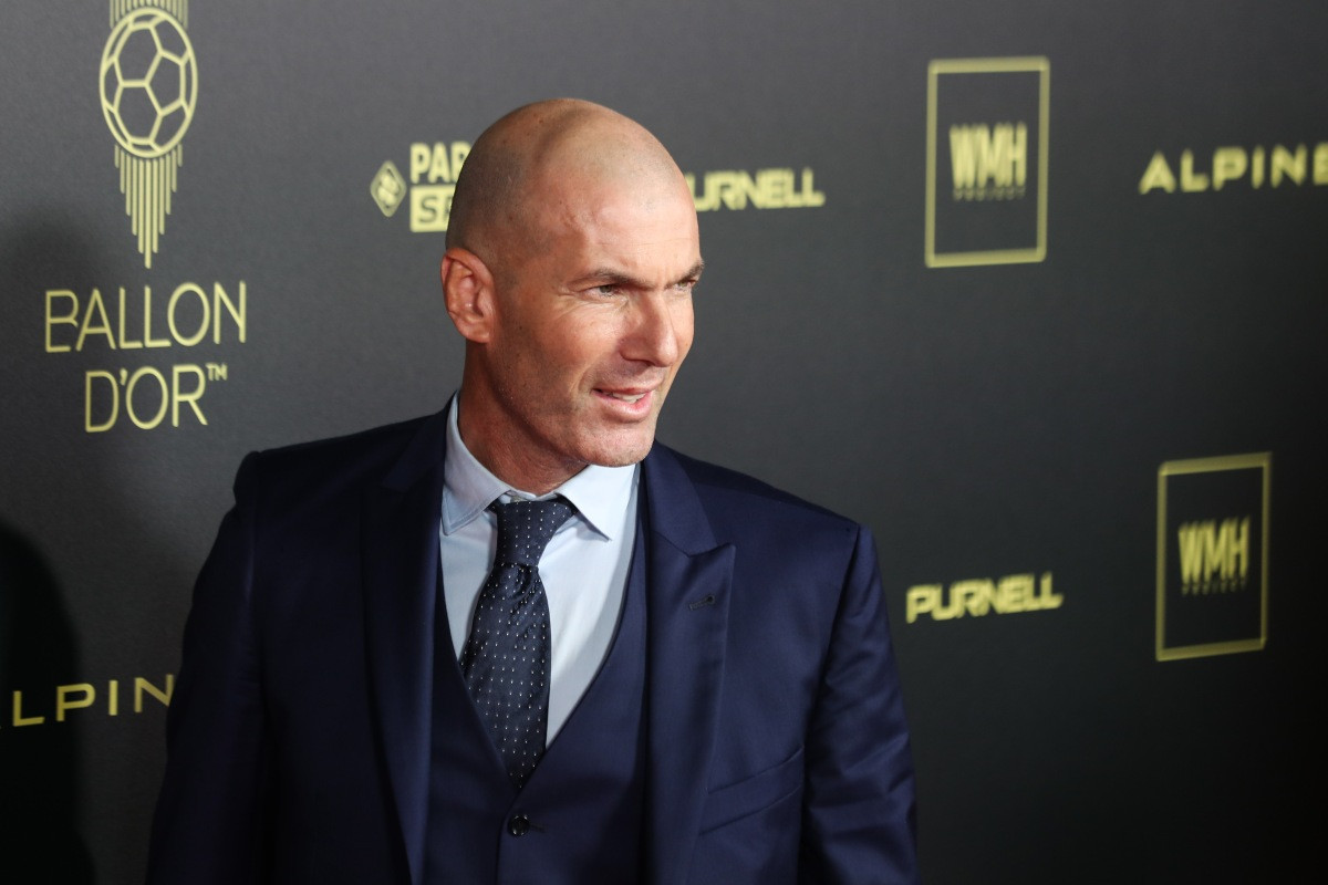 Dolaze mu na noge, mole, nude ogromno bogatstvo, ali Zinedine Zidane neće ni da čuje