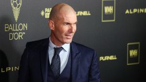 Dolaze mu na noge, mole, nude ogromno bogatstvo, ali Zinedine Zidane neće ni da čuje