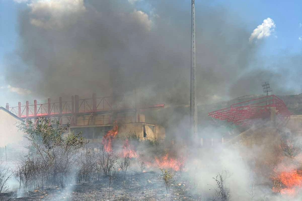Velika vatra u samoj blizini Veležovog stadiona, vatrogasci stigli na teren Velika vatra u samoj blizini Veležovog stadiona, vatrogasci stigli na teren
