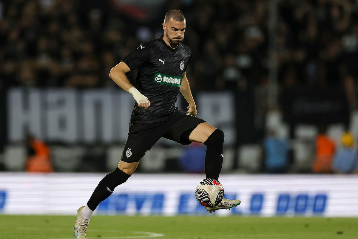 Partizan se riješio Mujakića i oslobodio budžet: "Jedan od najgorih stopera u historiji kluba" Partizan se riješio Mujakića i oslobodio budžet: "Jedan od najgorih stopera u historiji kluba"