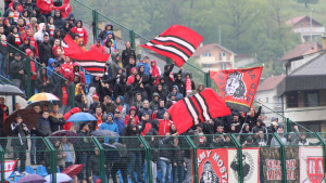 Kiša pada u Novom Travniku, ali Red Army ne prestaje navijati