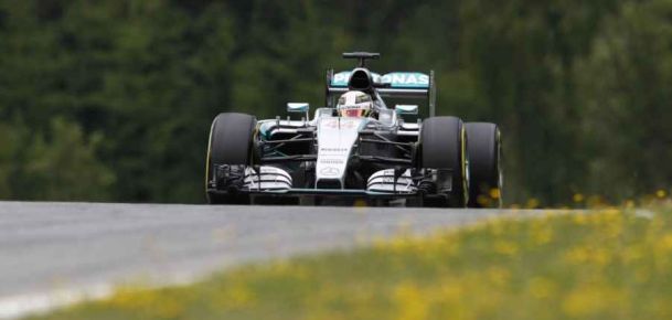 Završili van staze, Hamilton prvi, Rosberg drugi