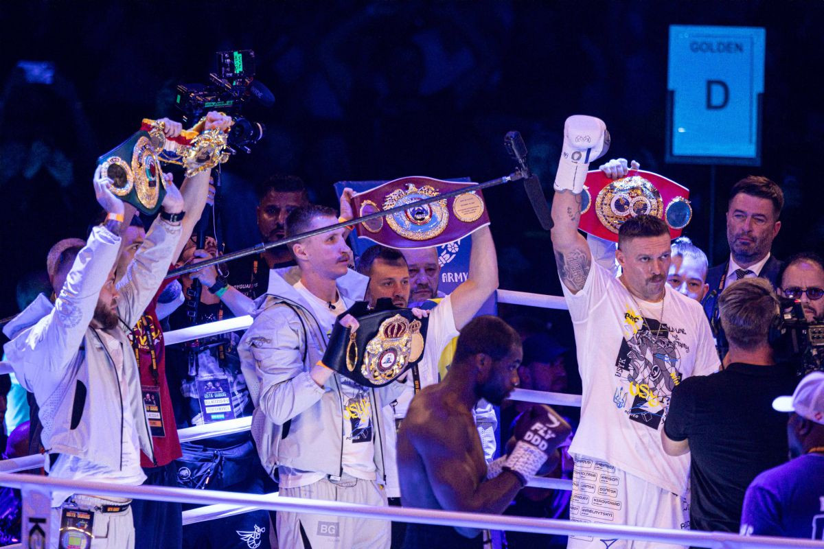 Usyk ide u povijest, nasljednik je moćni nokauter kojeg zovu 'Novi Tyson': "On je sljedeći šampion" Usyk ide u povijest, nasljednik je moćni nokauter kojeg zovu 'Novi Tyson': "On je sljedeći šampion"