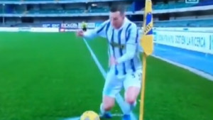 Nejasno je kako je Bernardeschi uspio da se saplete u ovoj situaciji