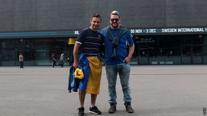Navijači AIK-a ispred stadiona postavili dva transparenta