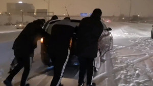 Haos na putevima, ali tu su fudbaleri da priskoče u pomoć