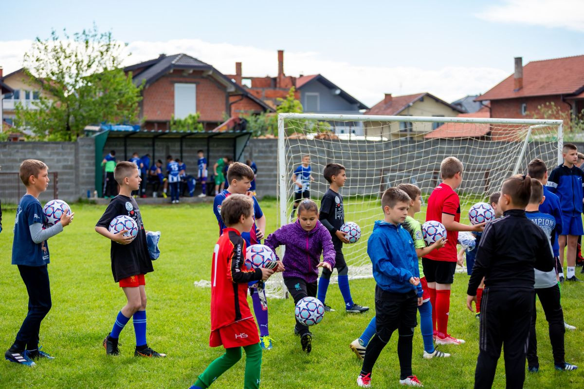 Novi dresovi za male šampione - Mozzart donirao opremu Školi fudbala u Brčkom
