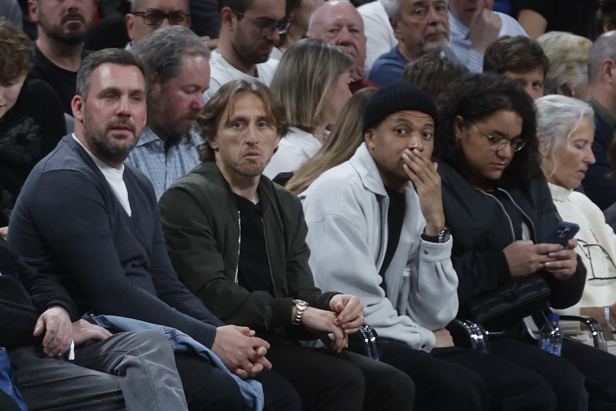 Kylian Mbappe osuo paljbu po Rodriju: "Izgleda li on vama kao igrač za Zlatnu loptu?!" Kylian Mbappe osuo paljbu po Rodriju: "Izgleda li on vama kao igrač za Zlatnu loptu?!"