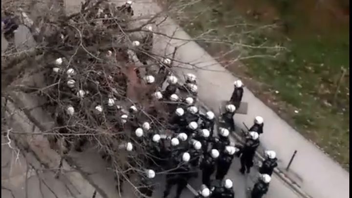 Žestoka tuča navijača Zemuna i policije 