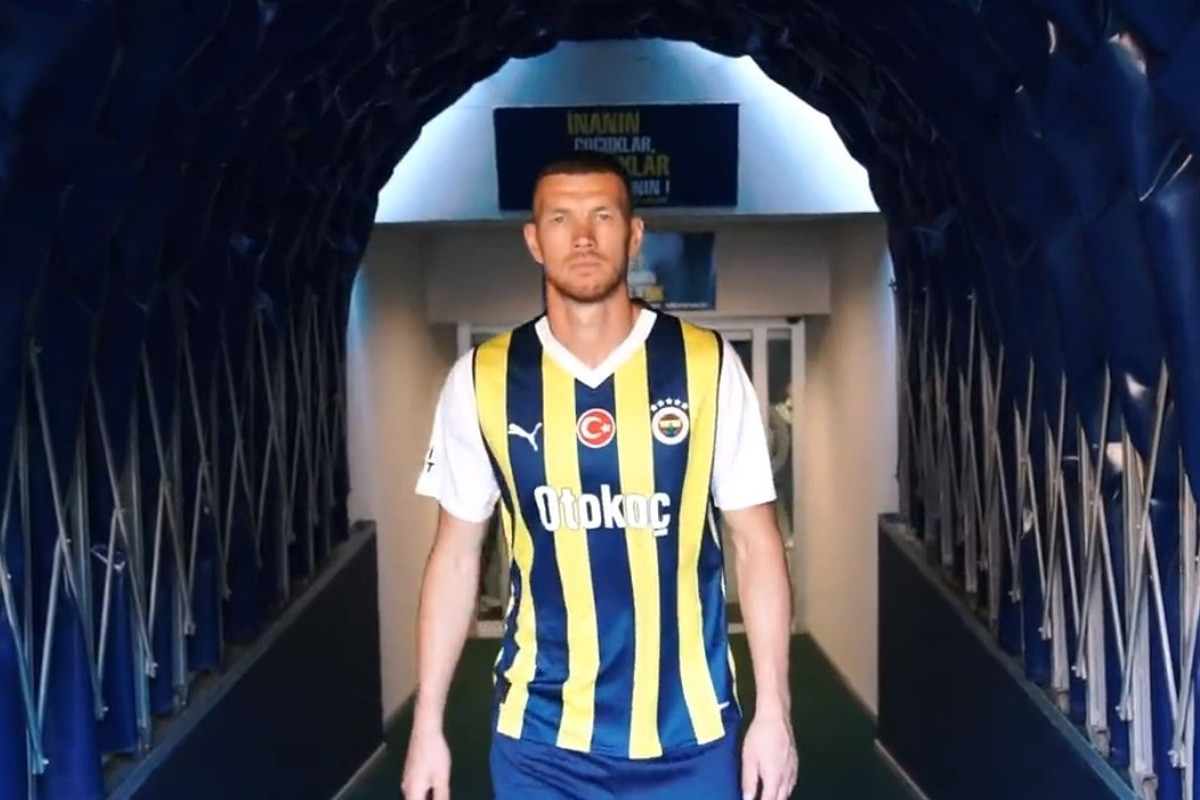Na stolu je bila avionska karta i hrpa novca, ali Džeko nije htio ni čuti: "Idi i završi Fenerbahče" Na stolu je bila avionska karta i hrpa novca, ali Džeko nije htio ni čuti: "Idi i završi Fenerbahče"