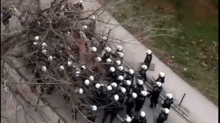 Žestoka tuča navijača Zemuna i policije