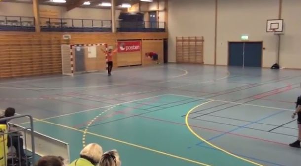 Neviđeno: Postigao gol na rukometu nakon salta Neviđeno: Postigao gol na rukometu nakon salta