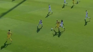 Senijad Ibričić uzeo loptu na sredini terena, pa onda zabio gol