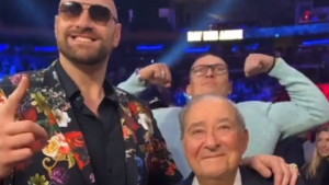 Fury pozirao, a iza leđa mu se pojavio čovjek koji ga nestrpljivo čeka