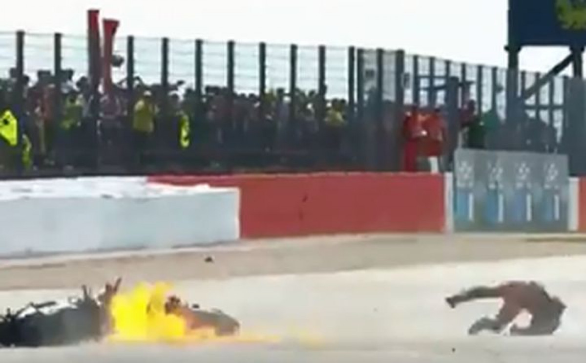 Težak sudar Doviziosa i Quartara, motocikl u plamenu