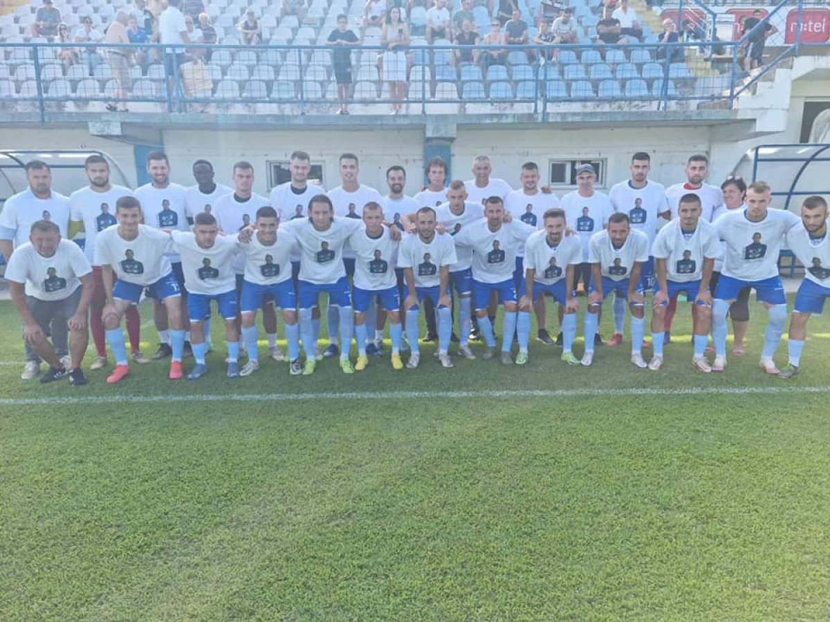 Sjajan potez: Nogometaši i treneri GOŠK-a na teren izašli u majicama sa likom Lane Pudar 