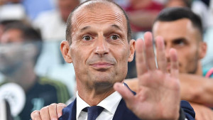 Dok se Juventus brukao na terenu Allegri je na tribinama vadio živce navijačima