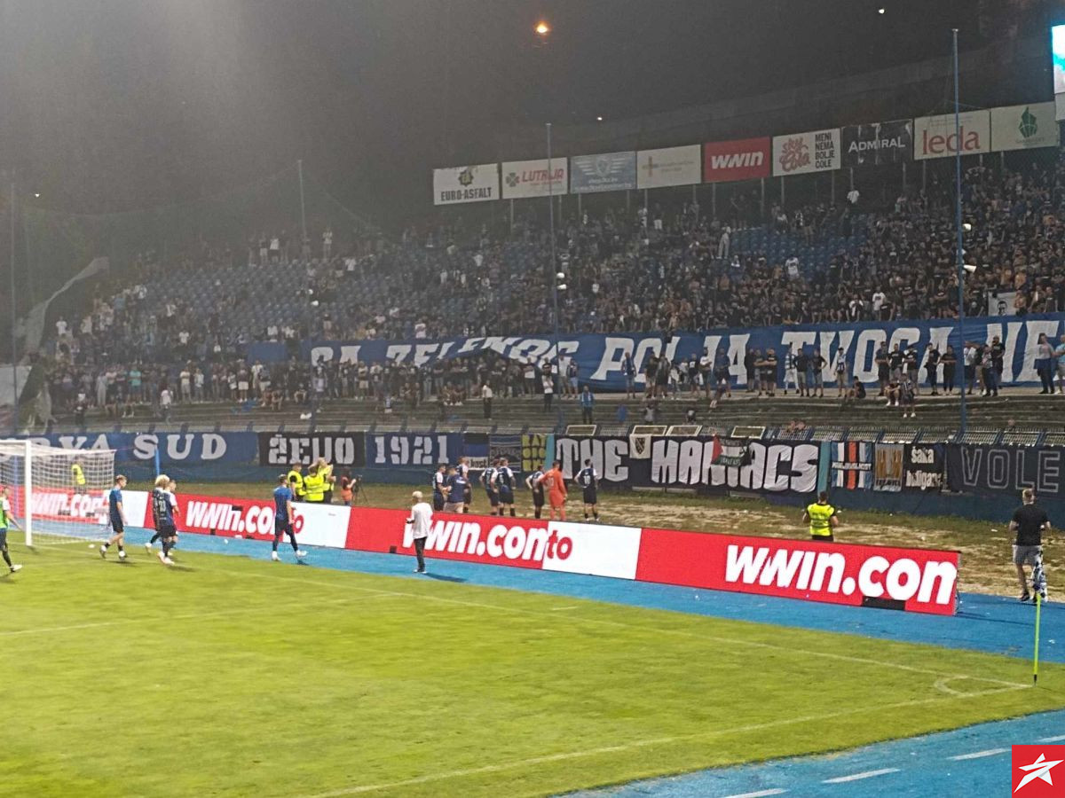 Manijaci pozvali fudbalere pred jug nakon večerašnjeg poraza Manijaci pozvali fudbalere pred jug nakon večerašnjeg poraza